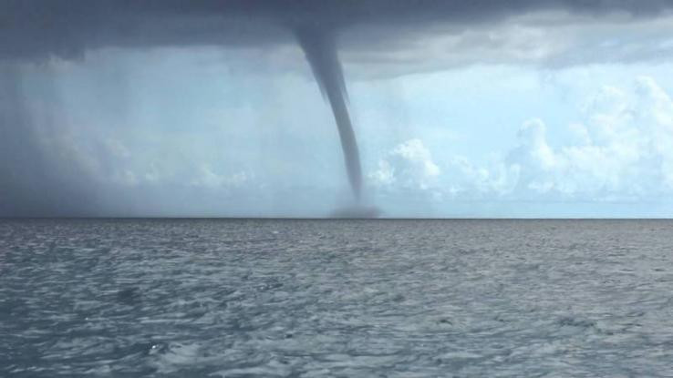 Τρελός ή ο καλύτερος πιλότος στον κόσμο; – Πέρασε μέσα από τρεις (!) ανεμοστρόβιλους (βίντεο)